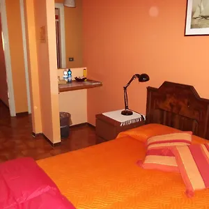 Alojamento de Acomodação e Pequeno-almoço Orange House, Varenna